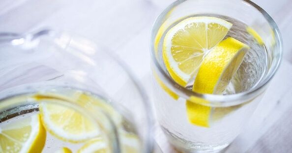 اضافه کردن آب لیمو به آب باعث می‌شود به رژیم آب پایبند باشید. 