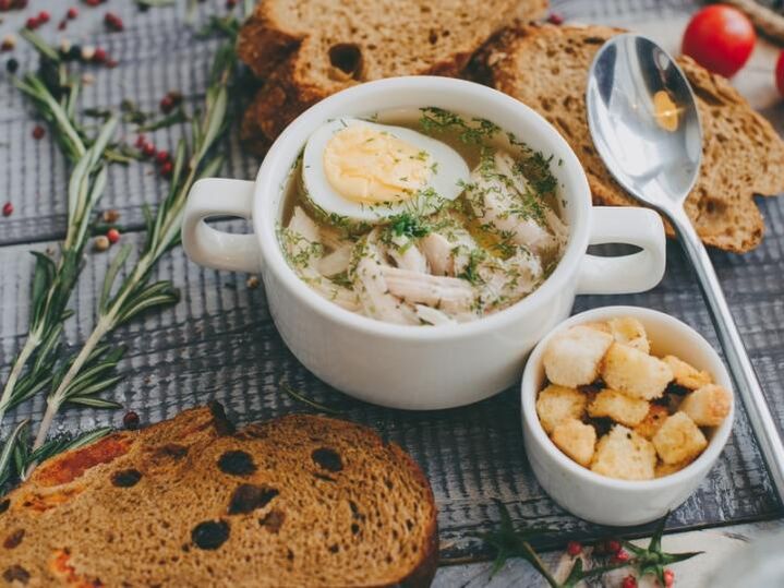 سوپ مرغ با تخم مرغ برای رژیم پروتئین