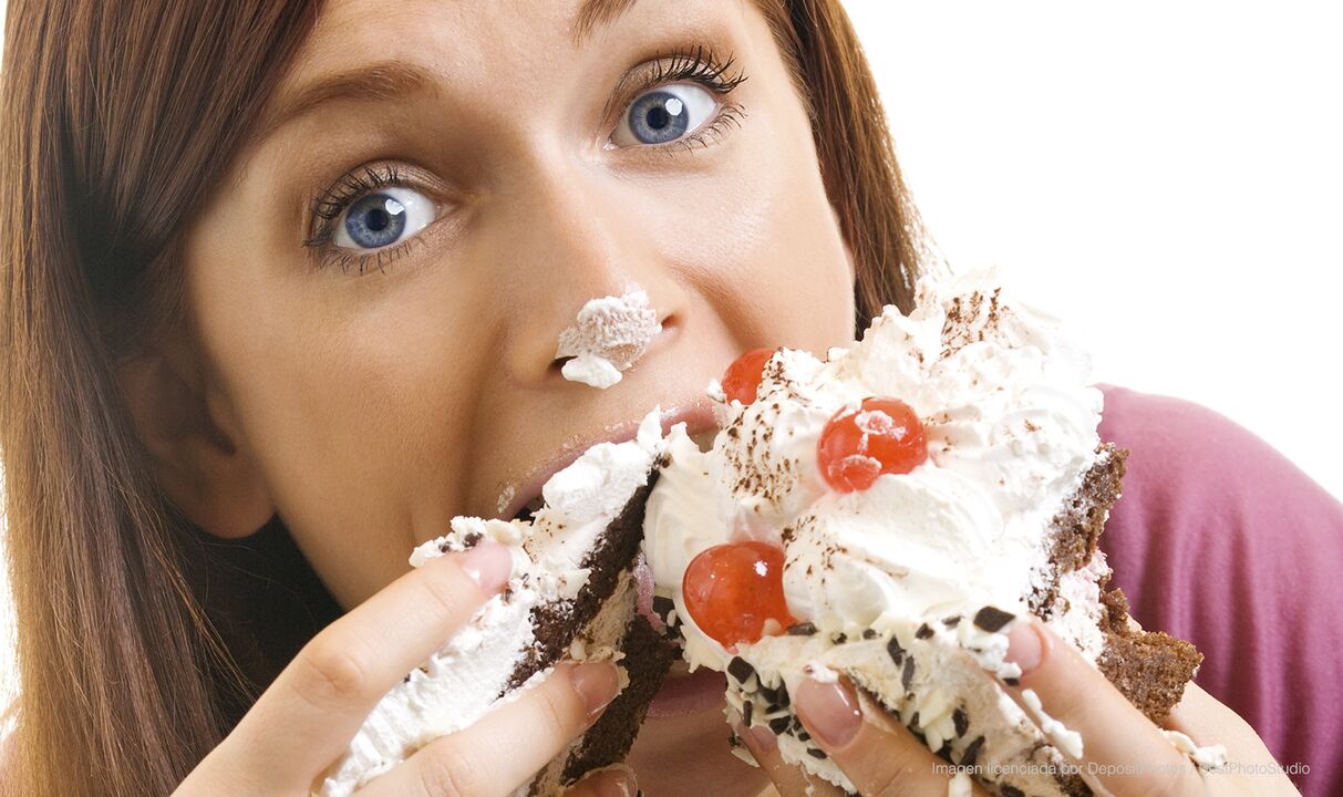 دختر در حال خوردن کیک و بهتر شدن چگونه وزن کم کند