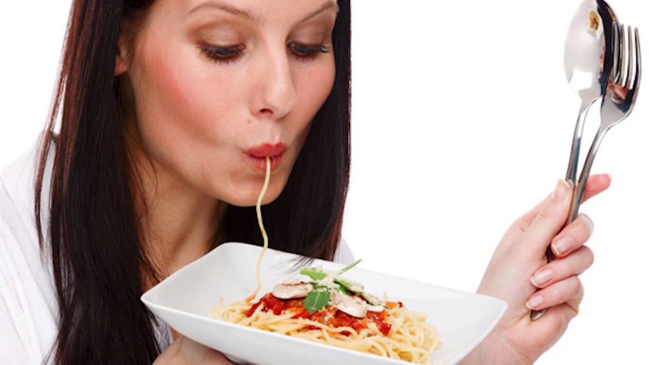 زنی در حال خوردن اسپاگتی برای لاغری شکم