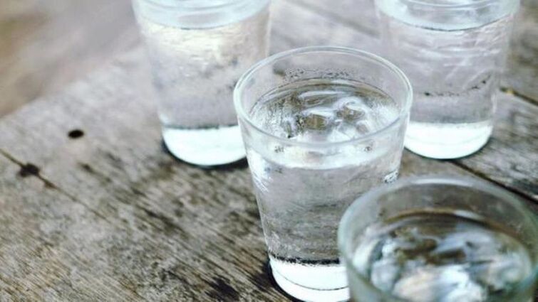 هنگام استفاده از دیورتیک ها برای کاهش وزن، باید مقدار زیادی آب بنوشید. 